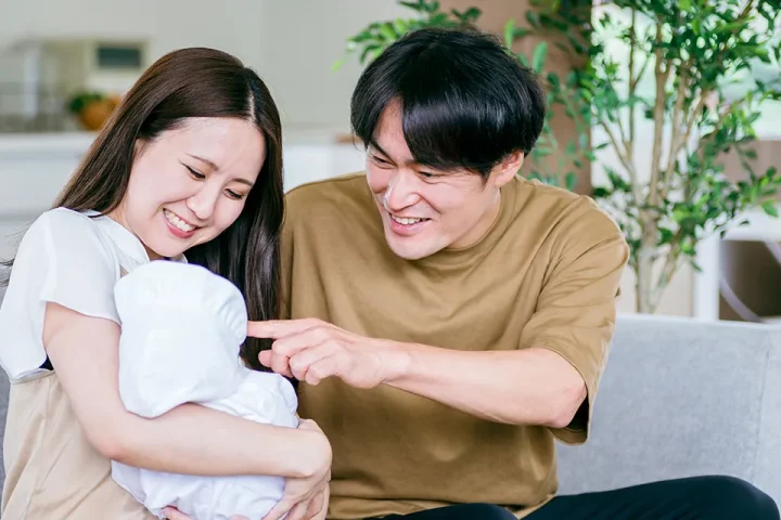 赤ちゃんを抱く夫婦