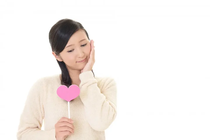 奥手女性の気づいてほしいサインとは？好意の見逃しを防ぐ7つの行動心理の画像