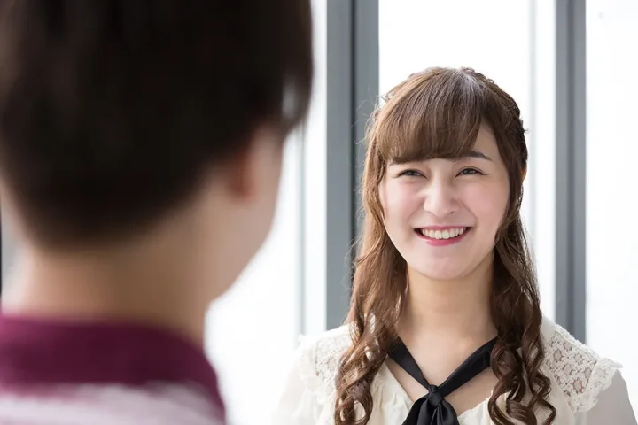 男性と笑顔で会話する女性