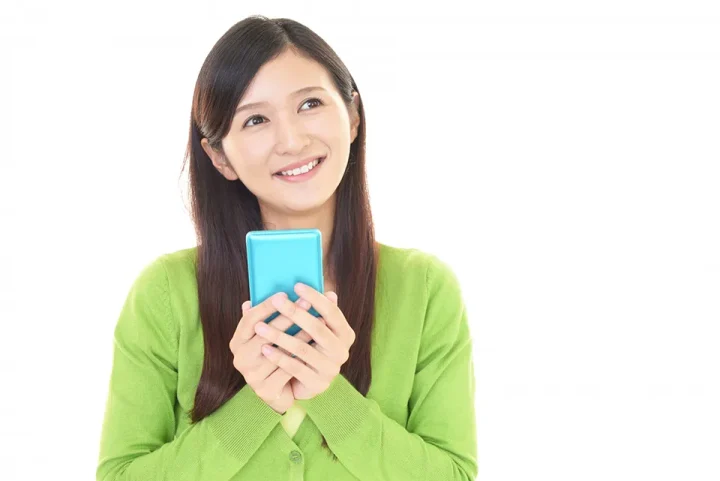 スマートフォンを持つ女性
