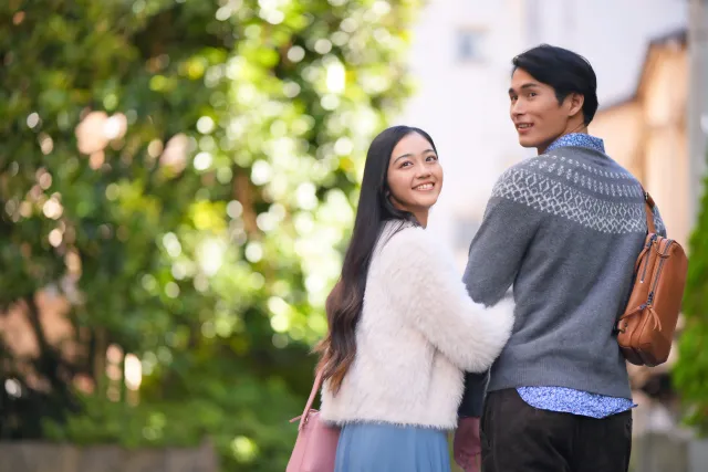 真剣交際でやることを考えるカップルが手をつなぎ、未来を見つめる後ろ姿