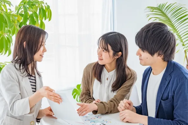 真剣交際の悩みを結婚相談所のカウンセラーに相談する男女の対話シーン