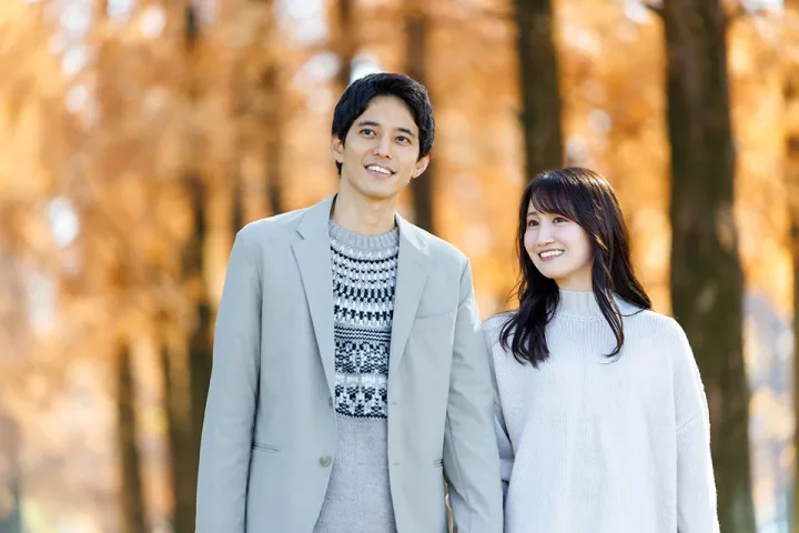 秋の並木道を並んで歩く男女。穏やかな距離感と安心感が伝わる、仮交際の雰囲気を感じさせる一枚