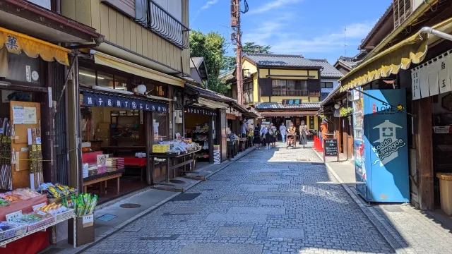 川越・菓子屋横丁のレトロな街並み|懐かしい風情と甘い香りに包まれる散策風景