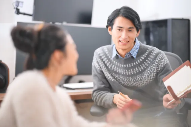 真剣交際中のカップルが結婚観や価値観について話し合っている様子