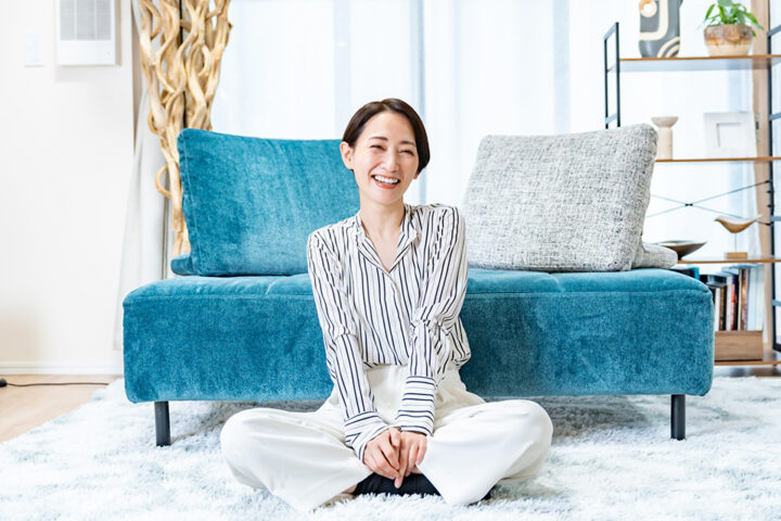 ソファーの前に座る女性