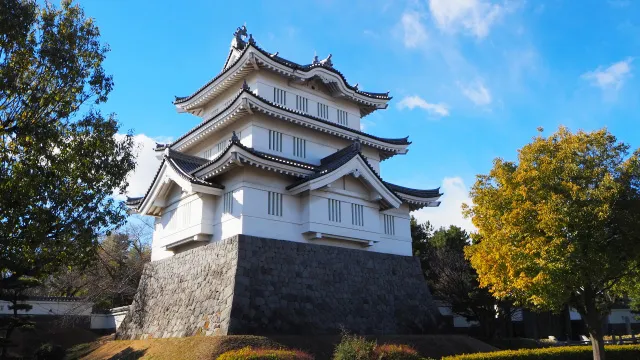緑に囲まれた忍城御三階櫓。戦国時代の面影を残す櫓が静かに佇む、行田市の歴史公園