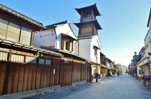 川越の象徴・時の鐘と蔵造りの町並み。黒漆喰の蔵が並ぶ石畳の通りに、歴史の風情が漂う