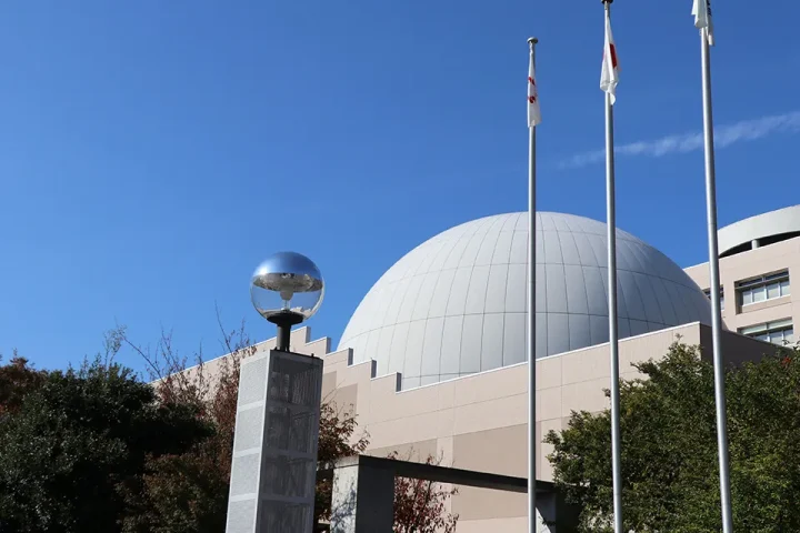 川口市立科学館の外観とプラネタリウムドーム。知的好奇心と星空のロマンが交差する、静かな学びの空間