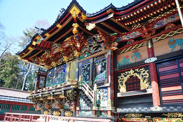 妻沼聖天山 歓喜院聖天堂の極彩色の本殿。精緻な彫刻が施された豪華な建築が、縁結びの空間を彩る