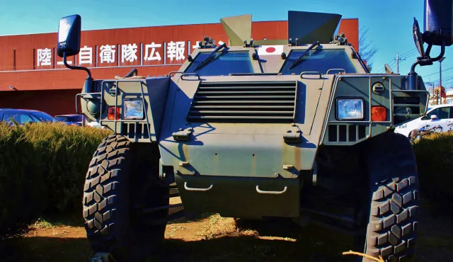 陸上自衛隊広報センターの外観と展示された装甲車。静かな施設の前に並ぶ実物装備が迫力を伝える
