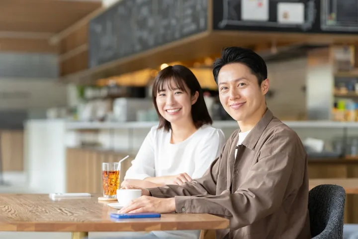 爽やかな雰囲気のカフェで、清潔感のある男女が笑顔で会話している様子。婚活における第一印象の大切さをイメージしたシーン