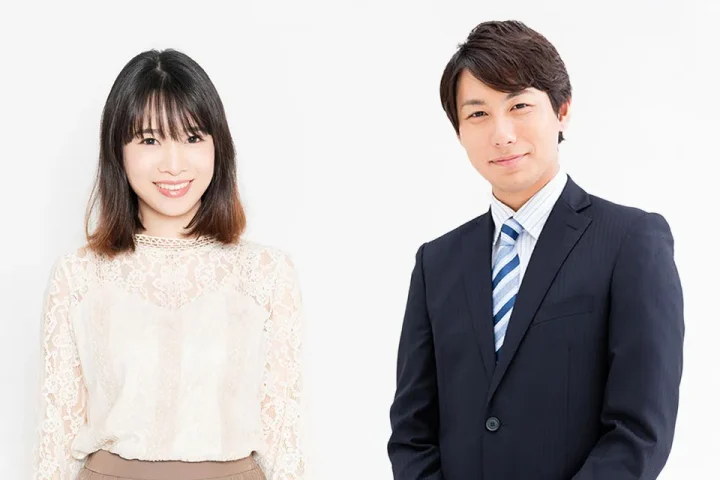 婚活プロフィール写真風の30代男女が笑顔で並ぶ清潔感あるポートレート