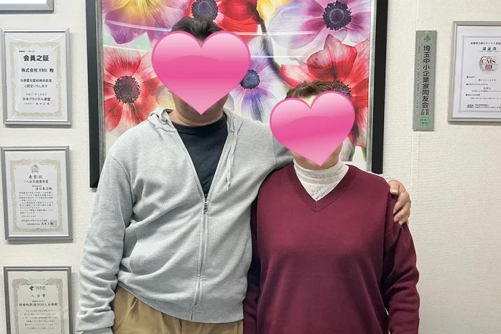 成婚退会時に肩を寄せ合う40代カップル(顔はハートで加工済み)