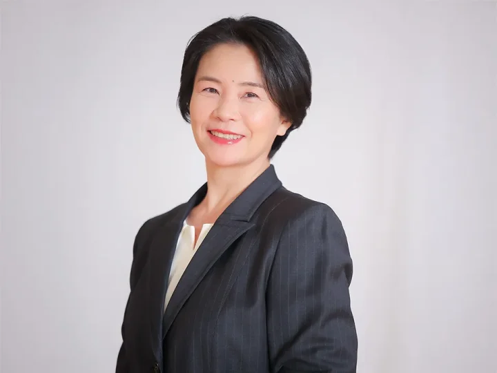 婚活支援歴20年以上の婚活心理コーチ・清水小百里が笑顔で写っている写真。安心感と親しみやすさが伝わるポートレート。