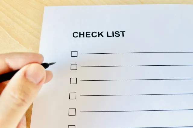 結婚相談所に入会する前に確認すべきポイントをチェックリストに書き込む手元の写真