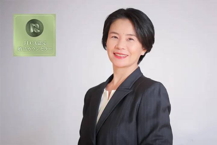 JLCA認定婚活カウンセラー清水小百里のバストアップ写真（エンブレム入り）