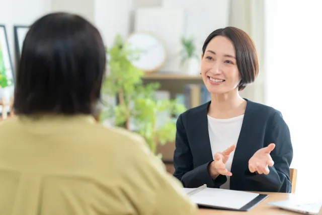 婚活カウンセラーが笑顔で相談者に寄り添う様子
