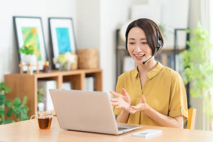 カウンセラーがZoomやLINEでサポートする様子