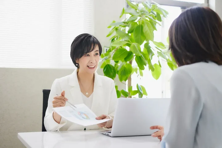 カウンセラーが料金プランを説明する様子