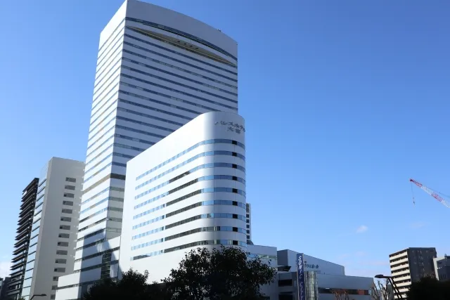 大宮駅西口のランドマーク(ソニックシティとパレスホテル大宮)が並ぶ埼玉の中心エリアの風景