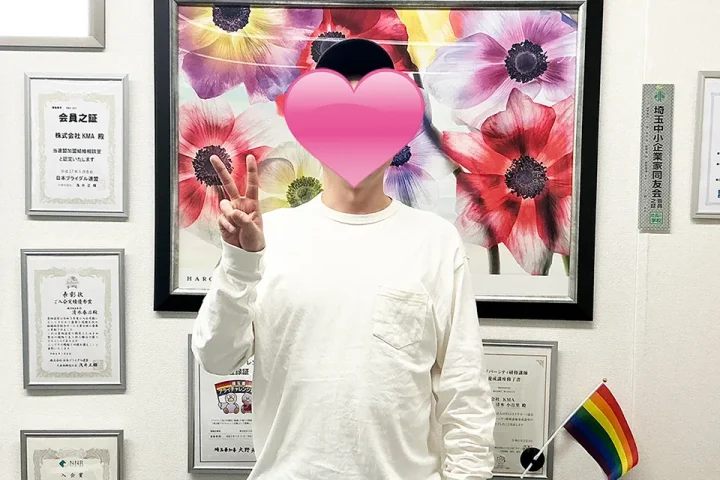 成婚退会手続きで来店した40代男性会員が相談室でVサインを見せる様子