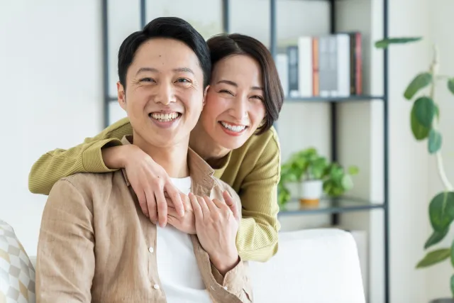 成婚ストーリーをイメージした幸せそうなカップルの写真