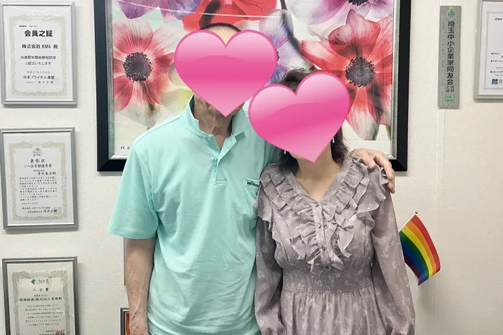 成婚退会時に肩を寄せ合う70代カップル(KMA相談室で撮影・顔はハートで加工済み)