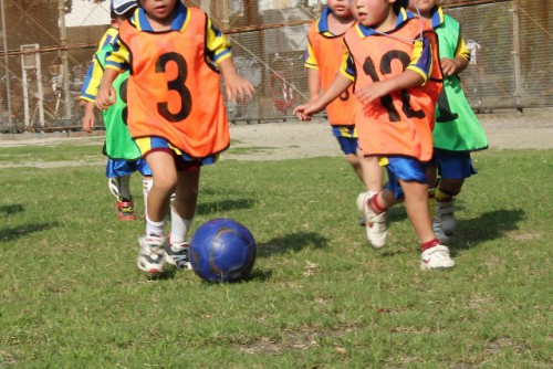 サッカーを楽しむ子供たち