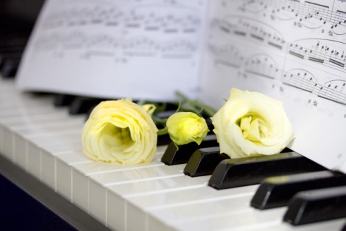 クラシック音楽の楽譜とピアノ