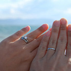 成婚者から届く沖縄新婚旅行の美しい景色のツーショット写真の画像