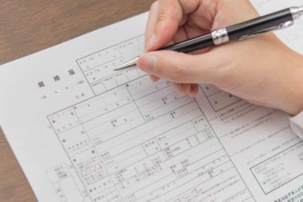 離婚届に署名する手元の写真