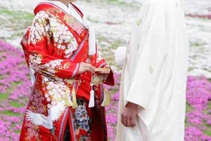 和装で結婚式を挙げる夫婦