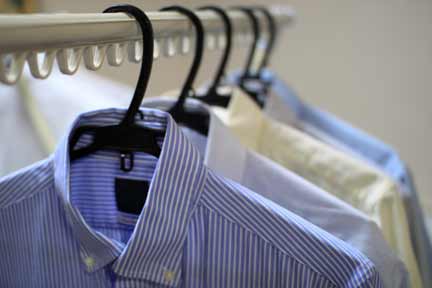 クリーニング済みの婚活用シャツが整然と並ぶ管理棚