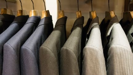 婚活leeapオリジナルブランドの高品質ジャケットが並ぶ店内写真