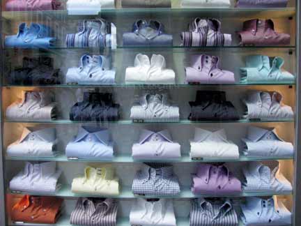 お見合い男性の夏の服装はクールビズ。色とりどりのシャツが並ぶ陳列棚。
