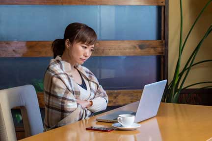 入会手続き前にチェックする女性