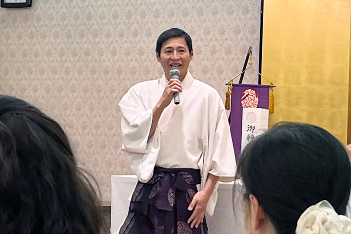 氷川神社のイケメン権宮司として話題の東角井真臣さんが挨拶する様子