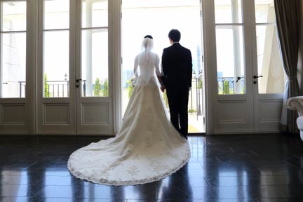 結婚式を挙げる新郎新婦のイメージ画像