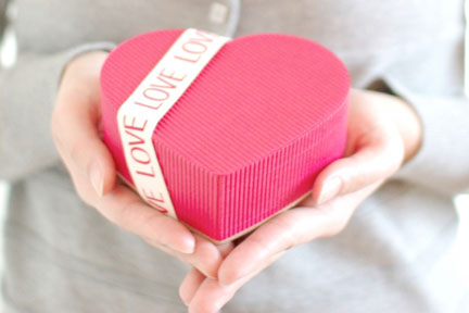 本命チョコを渡すか迷う婚活女性の手元と赤いハート型チョコ