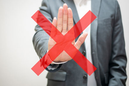 手のひらを突き出してお見合いを断る男性のイメージ写真（顔なし）。手には大きな赤いバツ印。