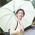 梅雨の時期に傘をさす女性