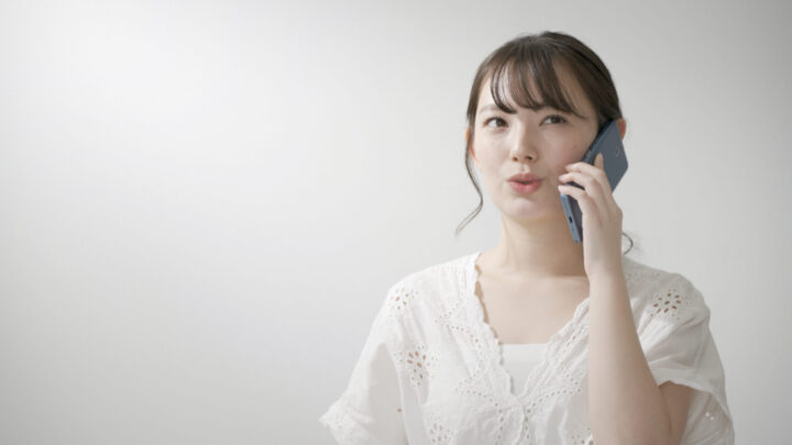電話する女性