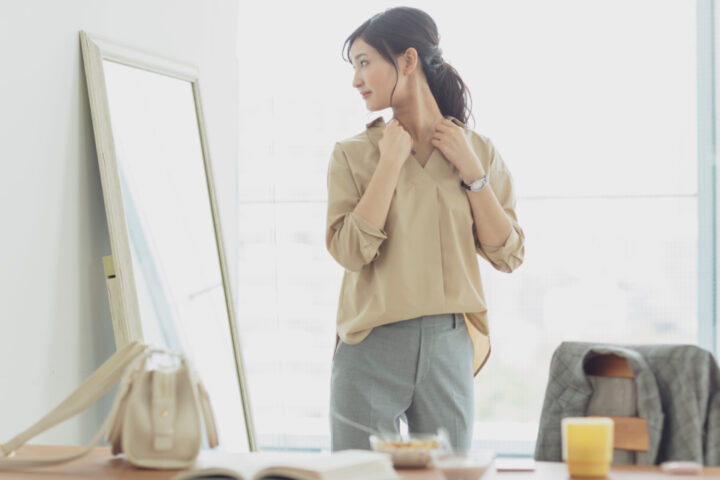 身だしなみをチェックする女性