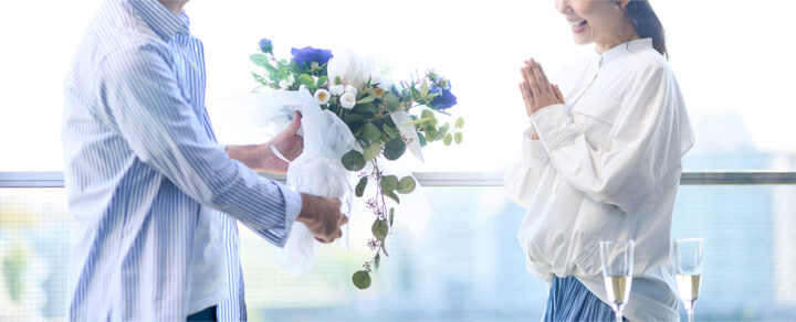 プロポーズを受ける女性